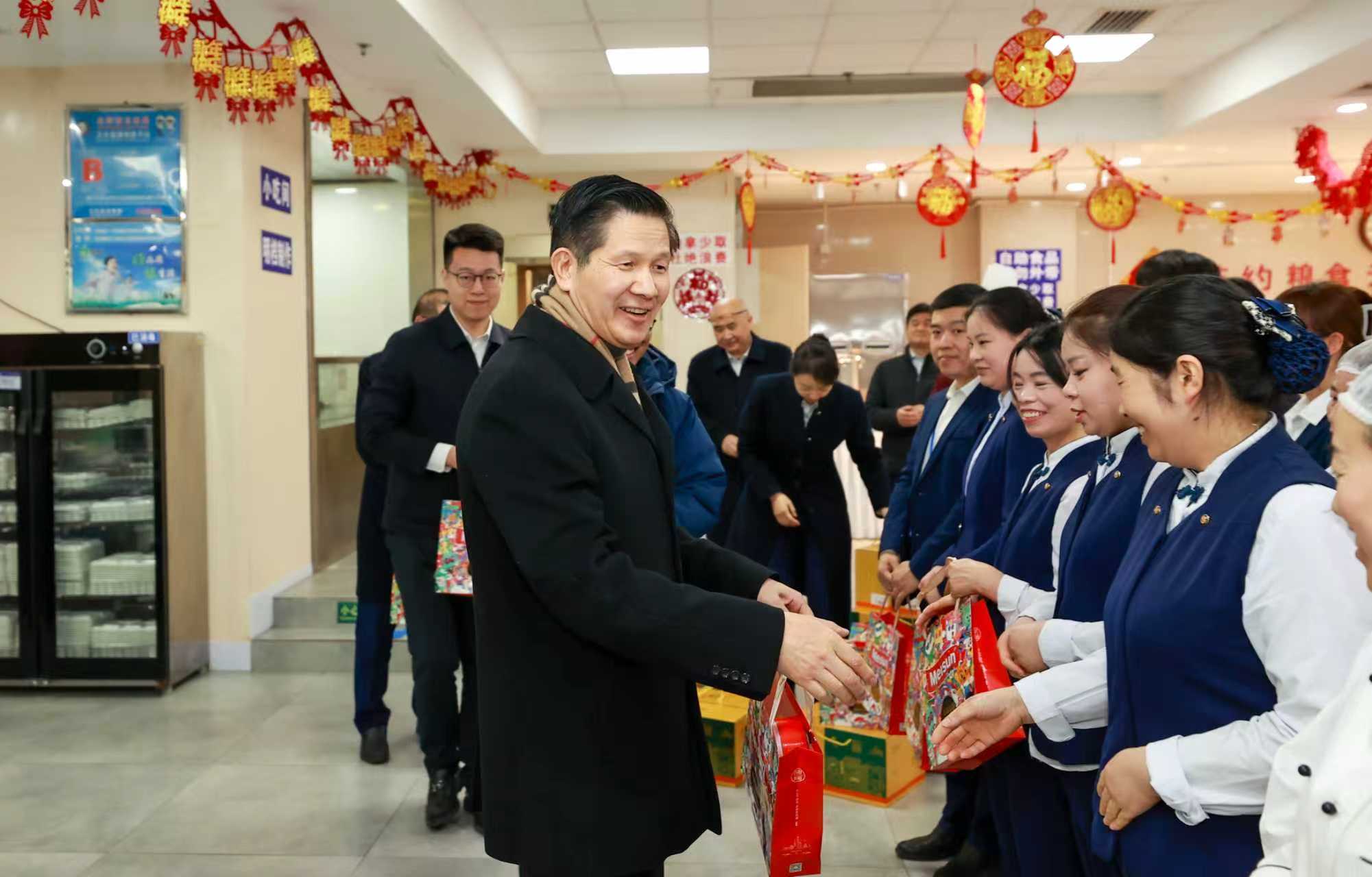 2-陈建光慰问bifa·必发大厦后勤人员