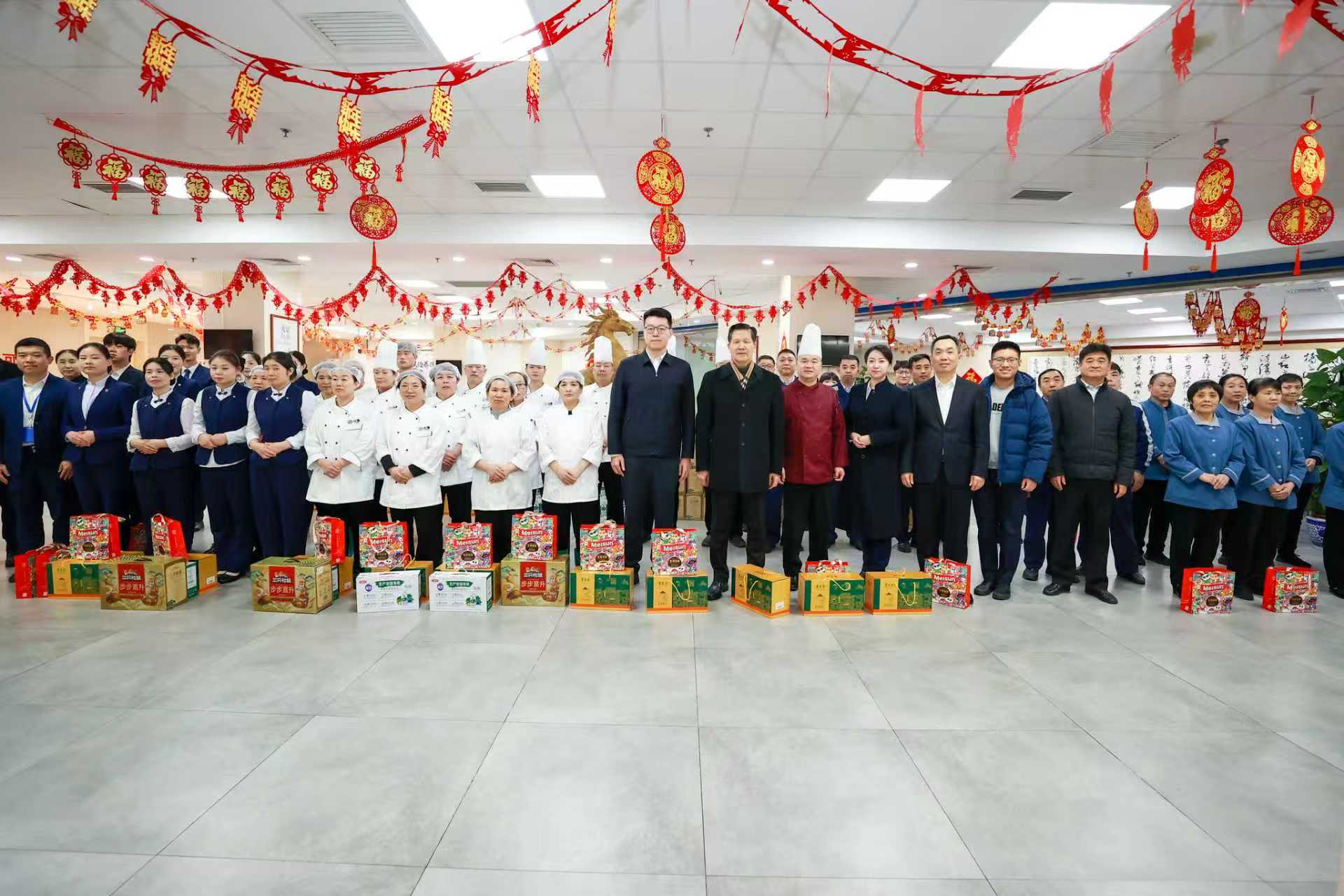 3-陈建光与bifa·必发大厦后勤人员合影