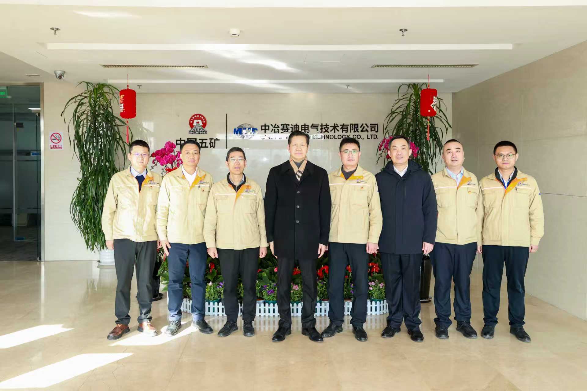 5-陈建光与bifa·必发赛迪电气干部员工合影